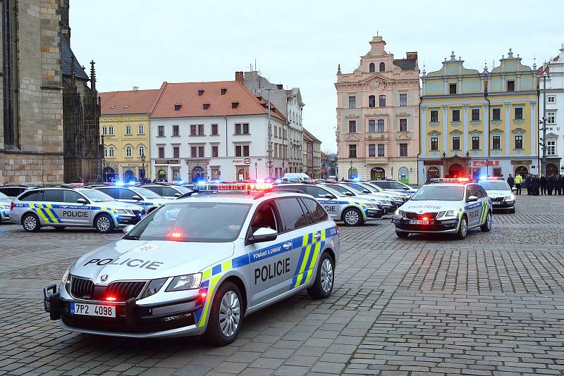 Představení nových vozidel Policie ČR na náměstí Republiky v Plzni.