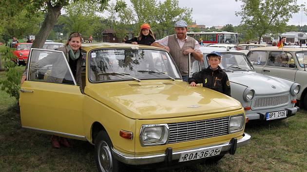 Retrojízda - sraz historických automobilů do roku výroby 1989 v kempu u přehrady České údolí v Plzni - Liticích.