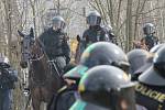 V areálu letiště v Líních nacvičovali těžkooděnci zásah proti demonstrantům i squaterům