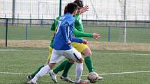 Fotbalisté plzeňského Rapidu (na archivním snímku hráči v modrých dresech) porazili Chotíkov. Naopak Tlumačov (zelení) doma utrpěl debakl, Zruči podlehl 1:5.