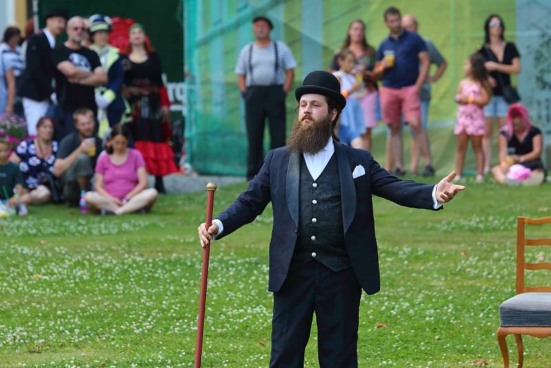 Slavnost na zámku Kozel u Plzně přenesla návštěvníky do dob Arnošta z Valdštejna, zakladatele plzeňské strojírny. K vidění byly funkční modely parních strojů, ukázky výcviku dobového jezdectva a armády, ale třeba i taneční a hudební vystoupení.