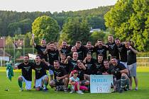 Baráž o I. B třídu, 2. zápas: TJ Sokol Plasy (červenočerní) - TJ Sokol Merklín (na snímku fotbalisté v zelených dresech) 0:5.