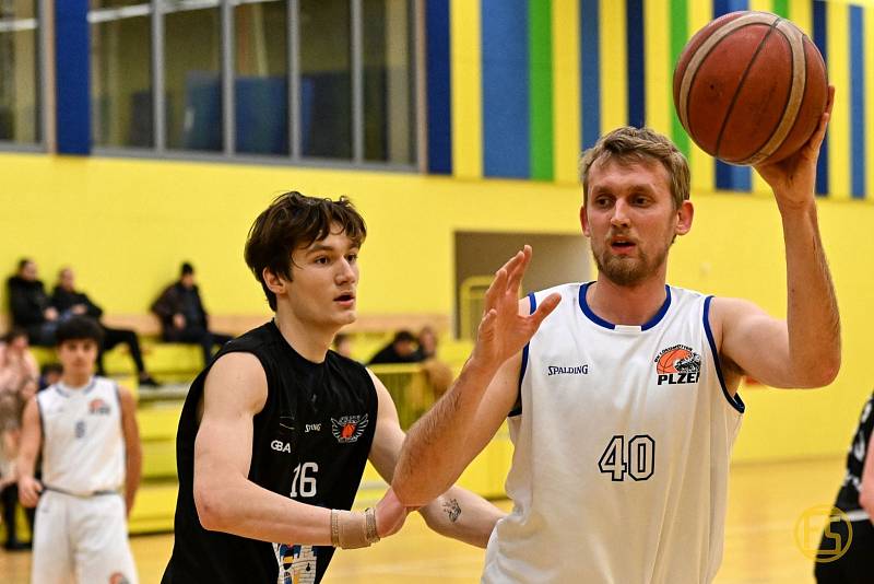 Basketbalisté Plzně v zápase s Pelhřimovem, který porazili 89:72.