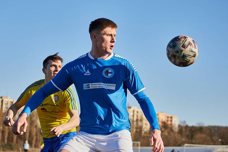 Fotbalisté plzeňské Doubravky (na archivním snímku hráči ve žlutých dresech) zdolali v pátek domácí Rokycany těsně 1:0 a slaví čtvrté vítězství za sebou.