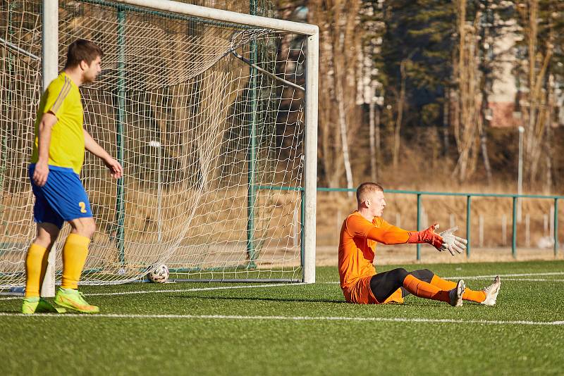 Fotbalisté plzeňské Doubravky (na archivním snímku hráči ve žlutých dresech) zdolali v pátek domácí Rokycany těsně 1:0 a slaví čtvrté vítězství za sebou.