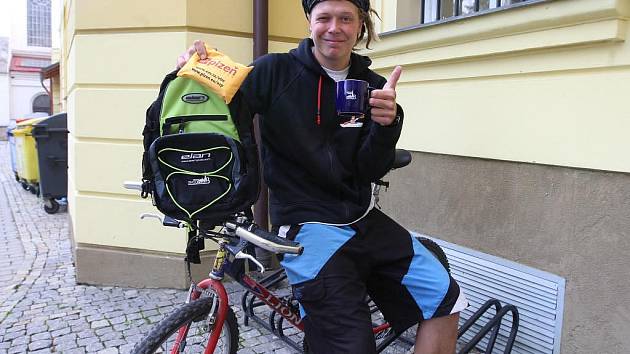 Den bez aut a jízda na kole - právě díky nim získal v pondělí Jakub Němec od ÚMO 3 batoh, cyklolékárničku a hrneček