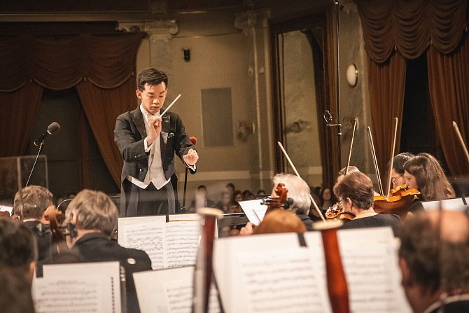 Plzeňskou filharmonii povede při vystoupení na Festivalu na ulici šéfdirigent Chuhei Iwasaki.