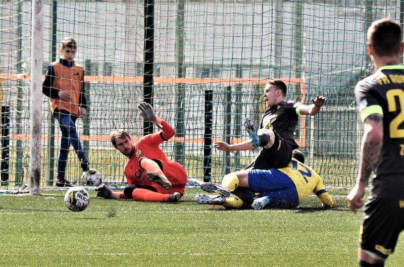 FORTUNA ČFL, skupina A (18. kolo): FC Písek - FK ROBSTAV Přeštice (na snímku fotbalisté v tmavých dresech) 1:1.