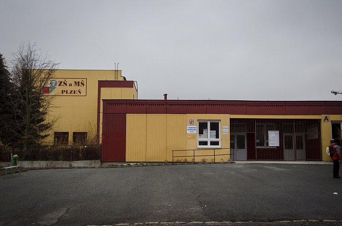 Kapacita 7. základní a mateřské školy v Plzni na Vinicích už není dostačující. Škola se má rozšířit o tři nové odborné učebny