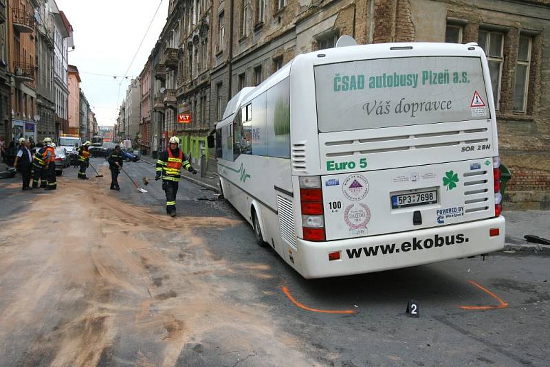 Nehoda autobusu ČSAD a osobního auta na rohu ulic Koperníkova a Bendova