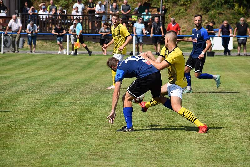 2. kolo FORTUNA divize A: FK Komárov - TJ Jiskra Domažlice B (fotbalisté ve žlutých dresech) 1:0 (0:0).