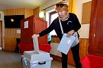 Volby do obecních zastupitelstev začaly v pátek ve 14 hodin také v Plzni v místní části Bílá Hora. Do volební místnosti v hasičské zbrojnici se dostavily v prvních minutách po otevření asi dvě desítky voličů.