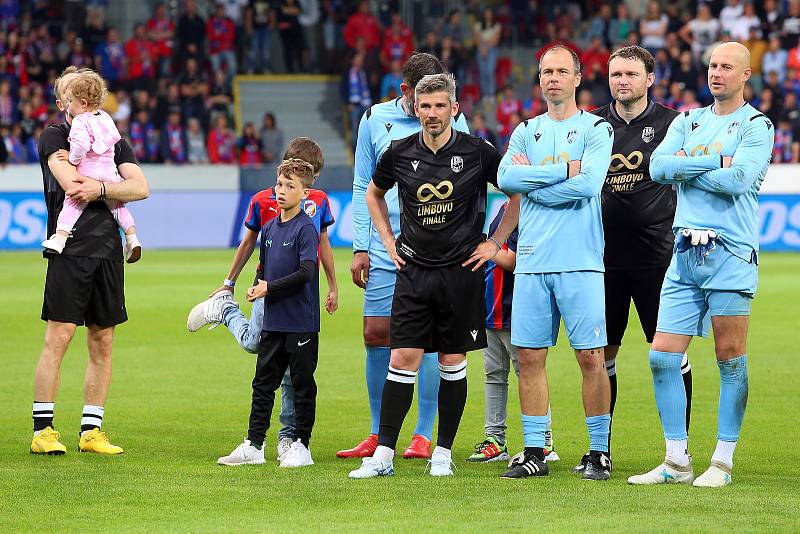 Fotbalista David Limberský se loučil s fotbalovou kariérou před vyprodaným stadiónem své domovské FC Viktoria Plzeň ve Štruncových sadech.
