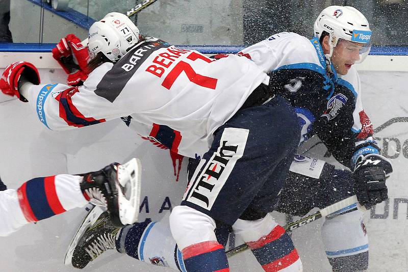 Hokejová extraliga: HC Škoda Plzeň (modrobílé dresy) x HC Dynamo Pardubice