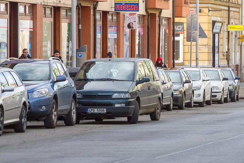 Parkování v Husově ulici v Plzni poslední den před zpoplatněním