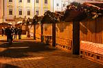 Zapálené svíčky přinesli trhovci do centra Vánočního trhu v Plzni. Kvůli covidové pandemii a vládním opatřením došlo dnes v 18 hodin k jeho uzavření. Do té doby, stejně jako včera, byly na trzích tisíce návštěvníků.