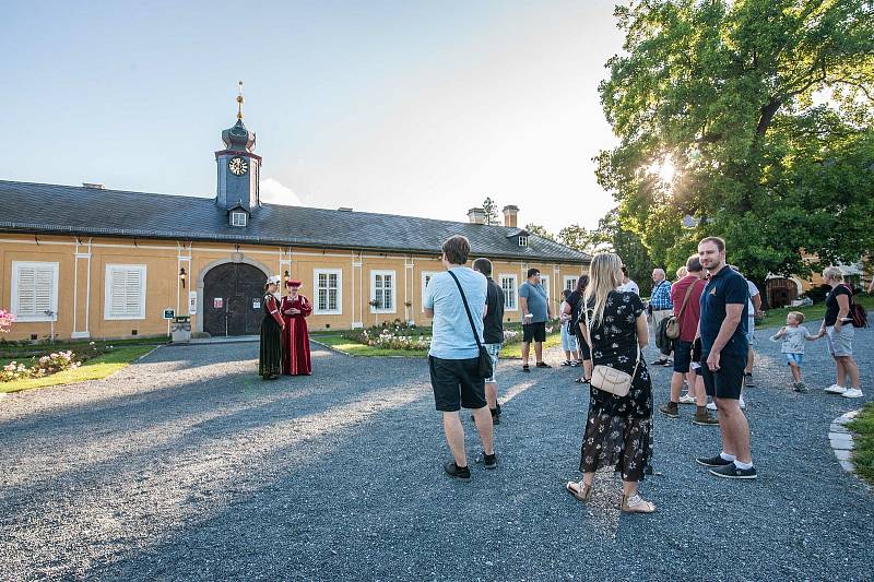 Na zámku Kozel proběhla unikátní prohlídka kaple a výstava létajících strojů Da Vinciho s hranými výjevy v kostýmech.