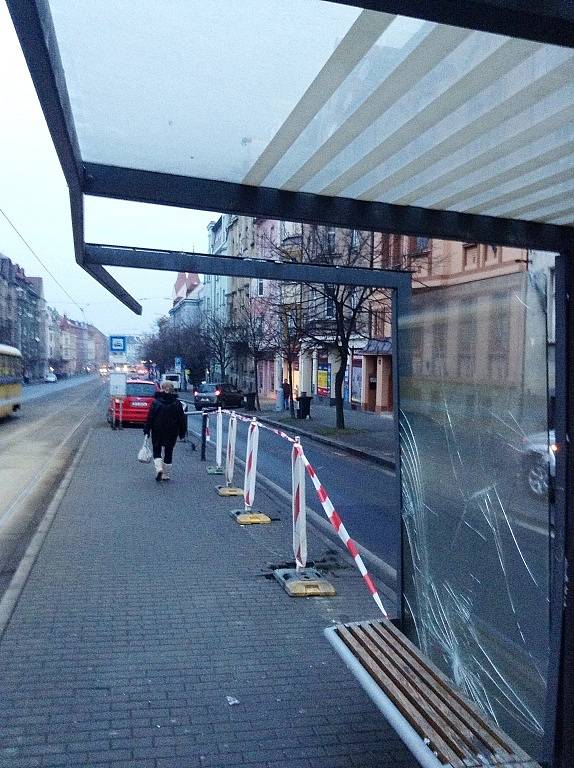 Opilý řidič vletěl autem na tramvajovou zastávku