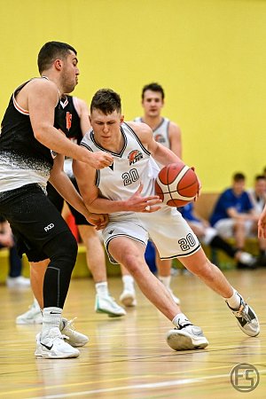 Basketbalisté Plzně (v bílých dresech) zabojovali a otočili zápas s Novým Jičínem (v černém).