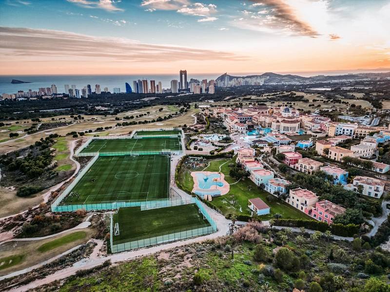 PODÍVEJTE SE, kde fotbalisté Viktorie Plzeň tráví soustředění, dočasným domovem se jim stalo španělské letovisko Benidorm.