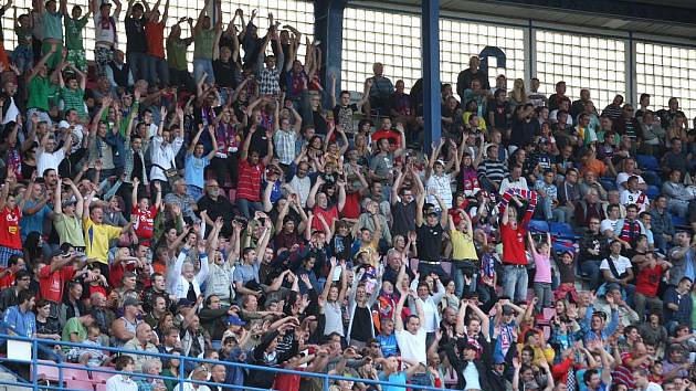 Neuvěřitelné! Fanoušci na hlavní tribuně Městského stadionu ve Štruncových sadech se zvedají ze sedadel v mexických vlnách