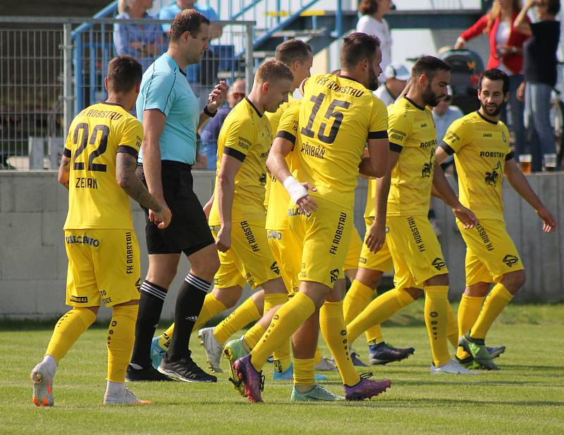 5. kolo FORTUNA ČFL, skupina A: FK ROBSTAV Přeštice (na snímku fotbalisté ve žlutých dresech) - TJ Jiskra Domažlice (modří) 5:1 (2:0).