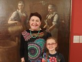 Rodové foto: Jelenu Malkovskou i vnučku vyfotil nakonec před obrazem jeden z přítomných novinářů. Dílo má pro ni velký význam, pradlena z obrazu je její rodovou předkyní