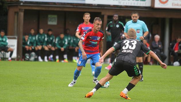 ZÁLOŽNÍK VIKTORIE PLZEŇ Martin Zeman (vlevo) se snaží přejít přes Omladiče v přípravném utkání proti Fürthu.