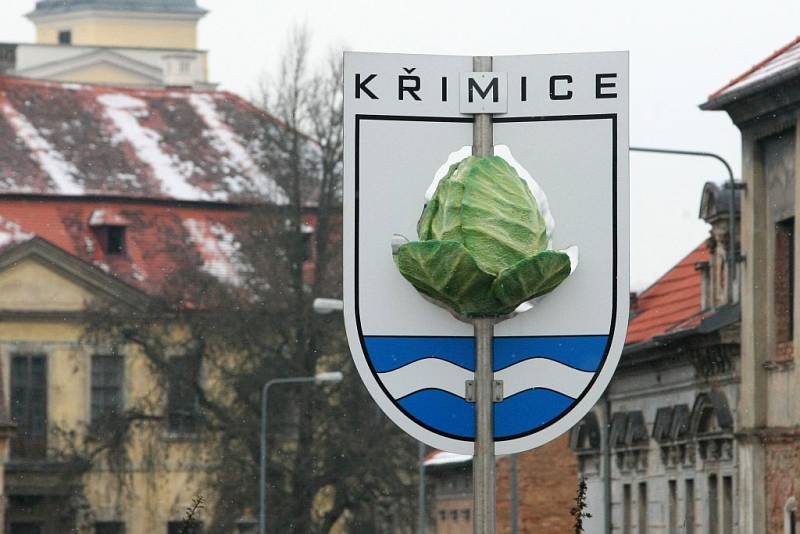 Plzeň - Křimice. Pátý plzeňský obvod, ve kterém se zpracovává vyhlášené křimické zelí, si nechal nepřehlédnutelnou zelnou hlávku umístit doprostřed hlavní okružní křižovatky ulic Chebská a Prvomájová. Hlávku v křimickém znaku řidiči vídají od září 2014.