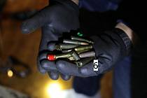 Policie našla v bytě mrtvého muže v Plzni-Bukovci zbraň, náboje a předměty, které připomínaly výbušné systémy.