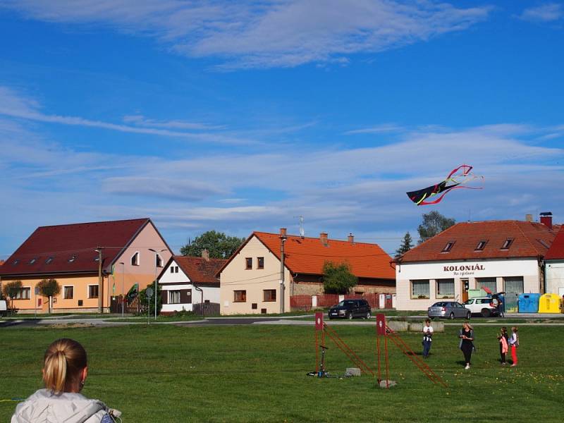 Na letošní ročník přišlo kolem osmdesáti občanů a i díky slunečnému počasí si to náležitě užili.