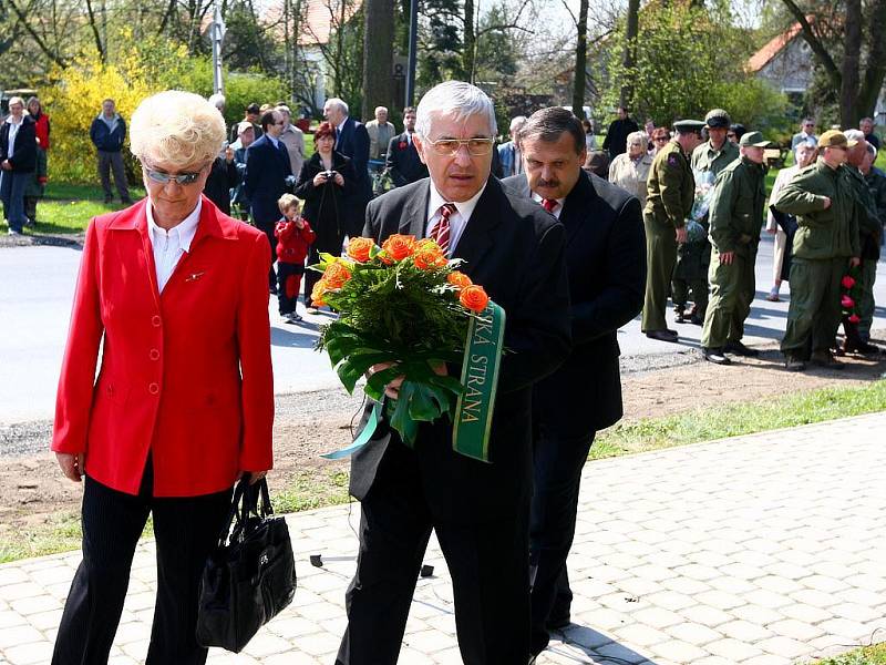 Pietního aktu se zúčastnila také bývalá ministryně zdravotnictví Milada Emmerová, kterou doprovázel plzeňský zastupitel za ČSSD Jiří Bis.