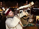 Zdeněk Zajíček jako plzeňský ponocný na zvonici, která se tyčí nad plzeňskými vánočními trhy. Trvají do 23. prosince a každý den nabízejí zábavný a kulturní program. Ve středu 12. prosince se na náměstí Republiky koná zpívání koled.