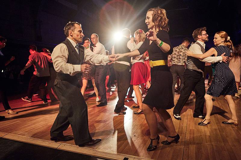 Vyznavači tanečních stylů lindy hop, charleston, blues nebo i burlesque se sešli na tanečním víkendu Lindy Hop Herbst Camp v plzeňském Depu 2015. Festival nabídl 30 lekcí různých tanců s lektory z 5 zemí a také tři večírky s živou hudbou.