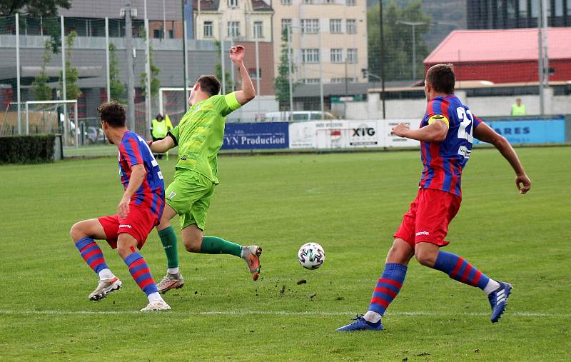 Z podzimu ČFL: Vltavín - Viktoria Plzeň B (červenomodří).