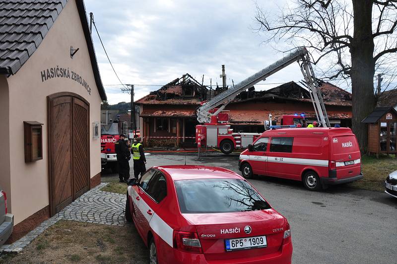 Oblíbenou restauraci Angusfarm v Soběsukách u Nepomuku zničil požár.