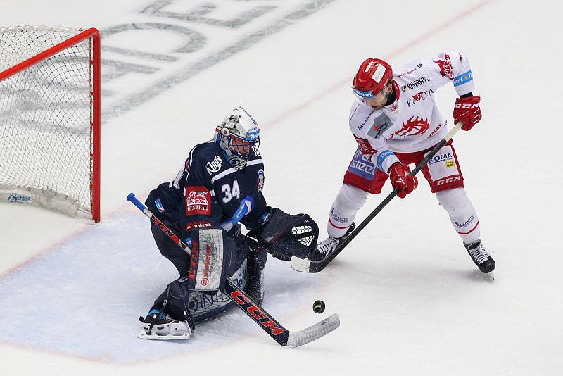 Semifinále play off hokejové extraligy - 5. zápas: HC Oceláři Třinec - HC Škoda Plzeň, 11. dubna 2019 v Třinci. Na snímku (zleva) brankář Plzně Dominik Frodl, Jiří Polanský.