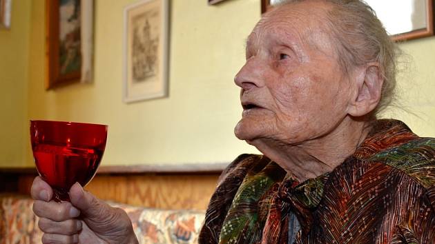 Skleničkou bílého vína si včera připila na své 108. narozeniny s rodinou paní Marie Behenská z Plzně Slovan. Podle údajů České správy sociálního zabezpečení  je třetí nejstarší Češkou.  