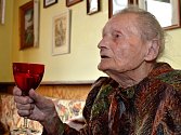 Skleničkou bílého vína si včera připila na své 108. narozeniny s rodinou paní Marie Behenská z Plzně Slovan. Podle údajů České správy sociálního zabezpečení  je třetí nejstarší Češkou.  