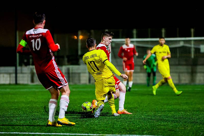 15. kolo krajského přeboru: SK Petřín Plzeň B - TJ Sokol Lhota (na snímku fotbalisté ve žlutých dresech) 5:1 (3:0).