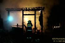 Požár dřevníku ve Šťáhlavech. Uvnitř uhořelo asi 40 křepelek.