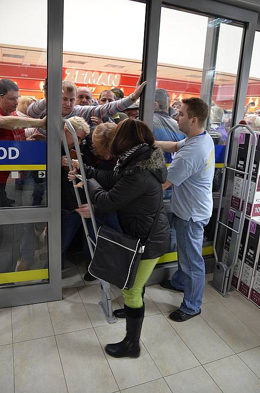 Lidé stáli u prodejny velké fronty, někteří se i mezi sebou postrkovali a hádali