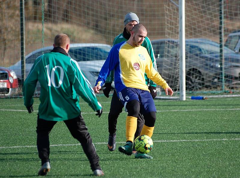 Fotbalisté Tachova (v zelených dresech) prohráli v přípravném zápase s Doubravkou (ve žlutých) 1:4.