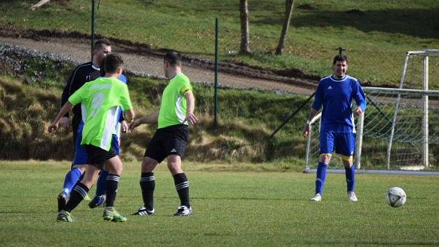 I. B třída, skupina B (15. kolo): SK Bolešiny (na snímku fotbalisté v modrých dresech) - TJ Sokol Štěnovice (zelení) 4:0.