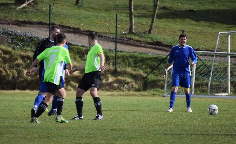 I. B třída, skupina B (15. kolo): SK Bolešiny (na snímku fotbalisté v modrých dresech) - TJ Sokol Štěnovice (zelení) 4:0.