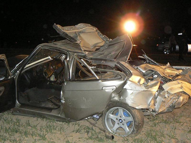 Auto vyletělo v zatáčce ze silnice a po několika přemetech skončilo na poli