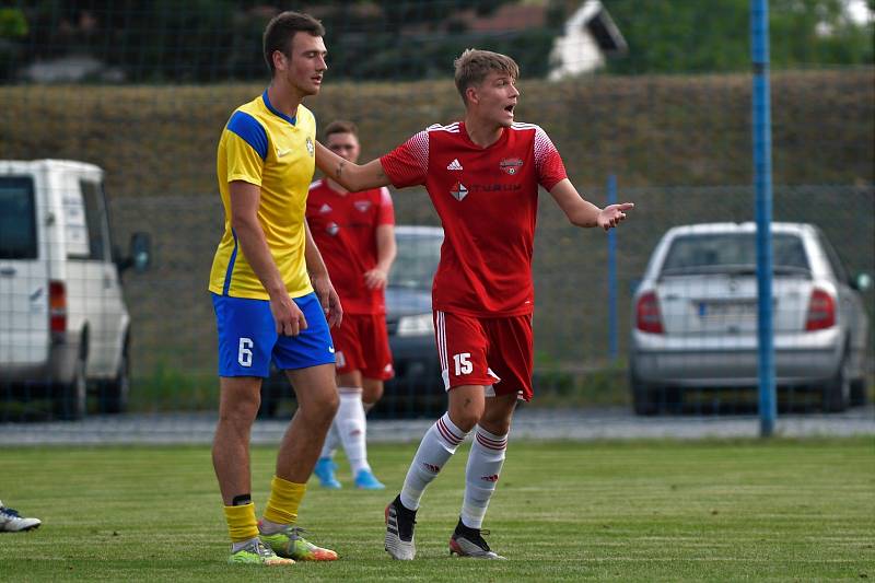 2. kolo FORTUNA divize A: SK SENCO Doubravka (žlutí) - SK Petřín Plzeň (hráči v červených dresech) 3:3 (1:1).