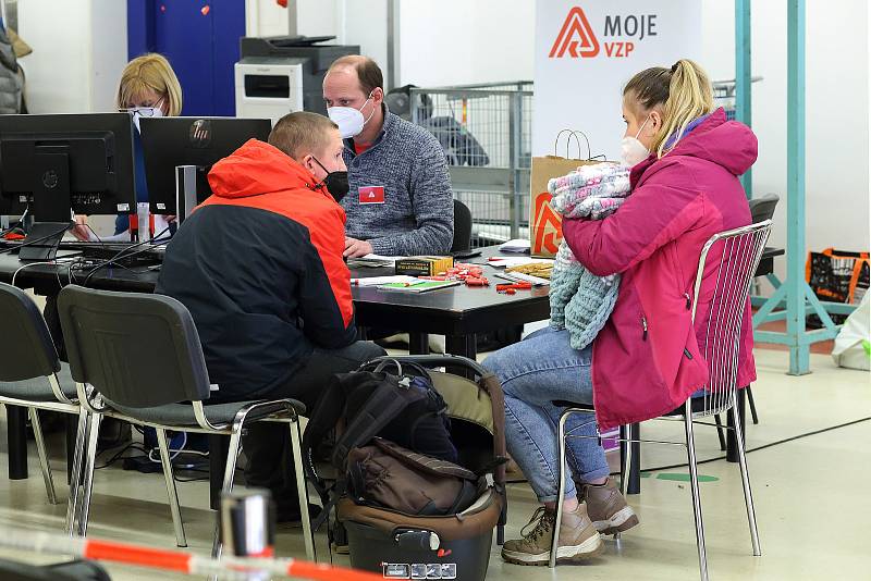 Ukrajinští uprchlíci v Krajském asistenčním centru pomoci Ukrajině v bývalém obchodním centru Prior na Americké třídě. Občané Ukrajiny si zde mohou vyřídit doklady potřebné k udělení víza, sjednat zdravotní pojištění nebo si zajistit ubytování.