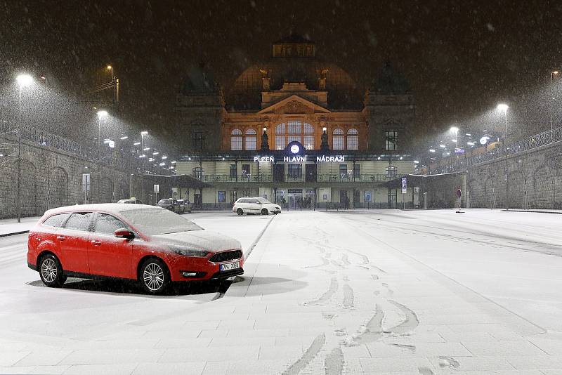 Noční sněžení v centru i okrajových částech Plzně. Na snímku hlavní nádraží ČD.