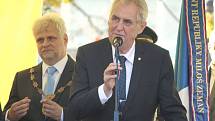 Miloš Zeman navštívil Stod. Vlevo za ním je starosta Jiří Vlk. 